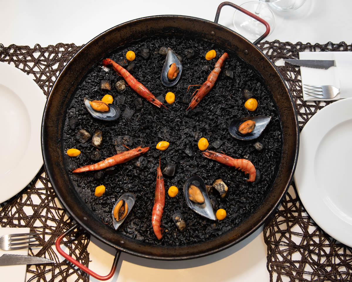 Arroz negro con gambas y clóchinas visto desde arriba
