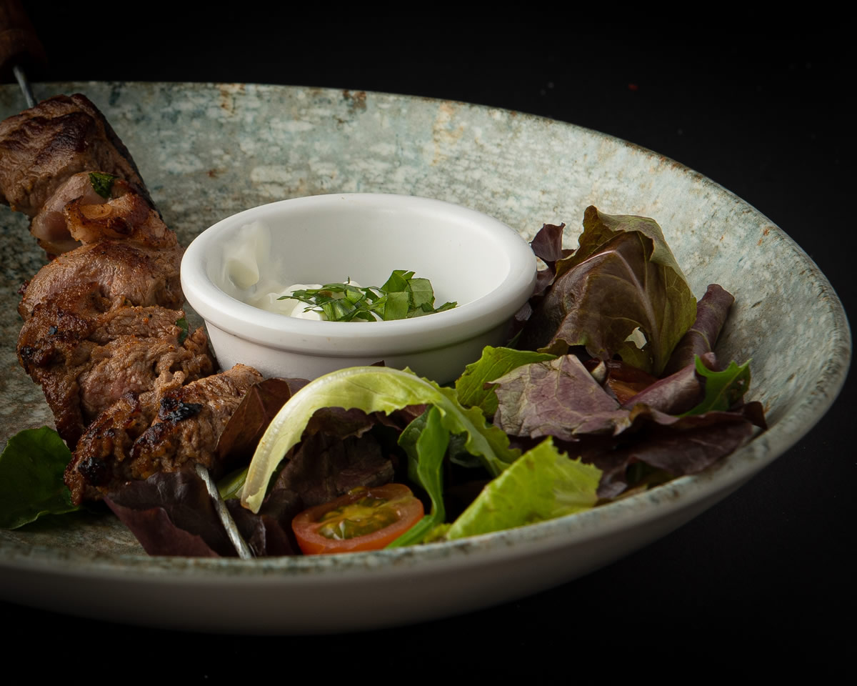 Pincho de carne a la brasa con ensalada de brotes