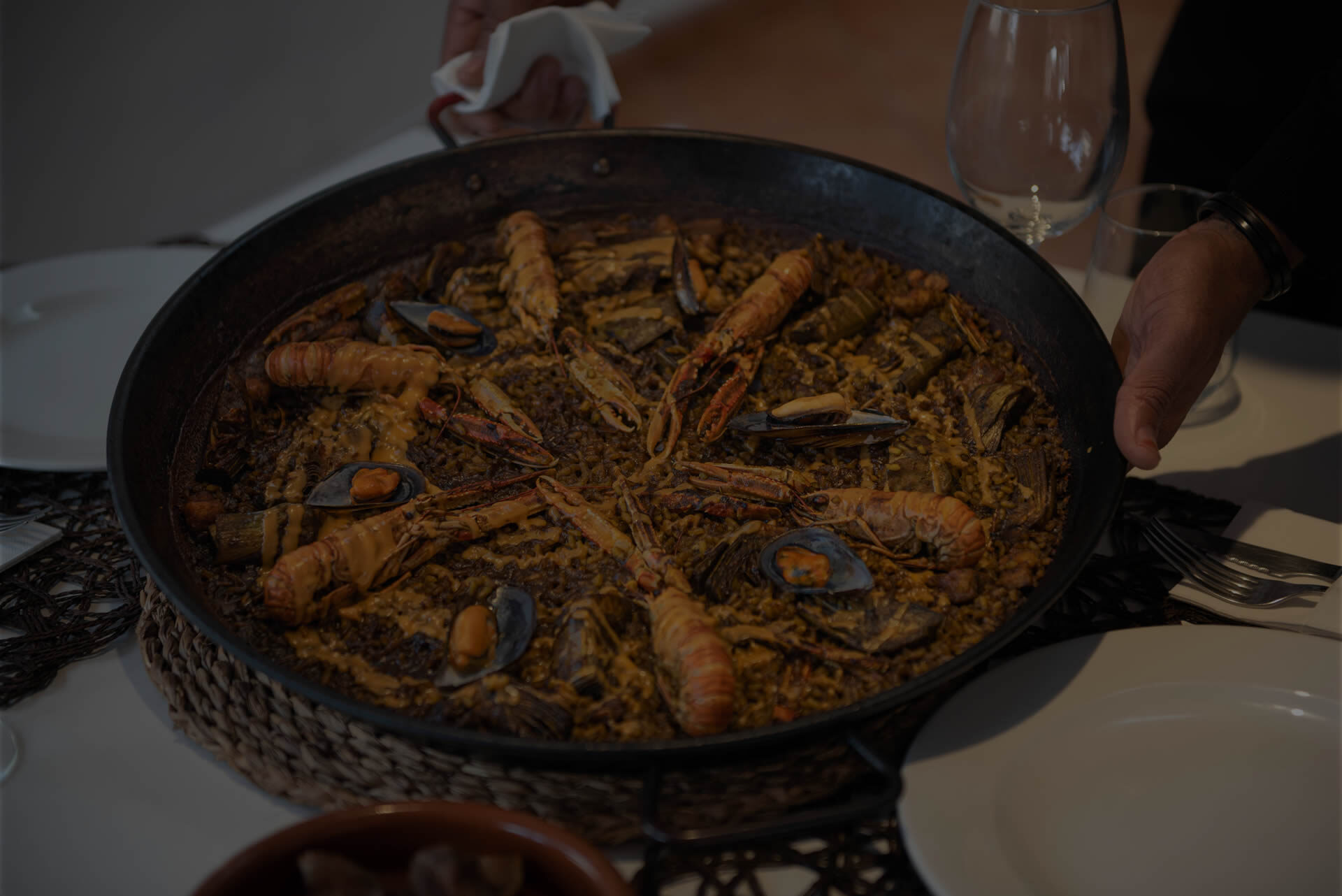 Arroz de marisco recién servido en la mesa de La Siesta